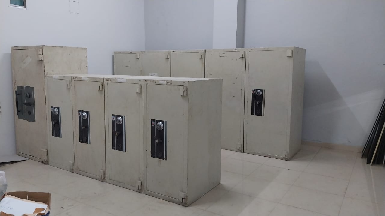 Beberapa unit brankas berjajar dengan jenis yang sama
