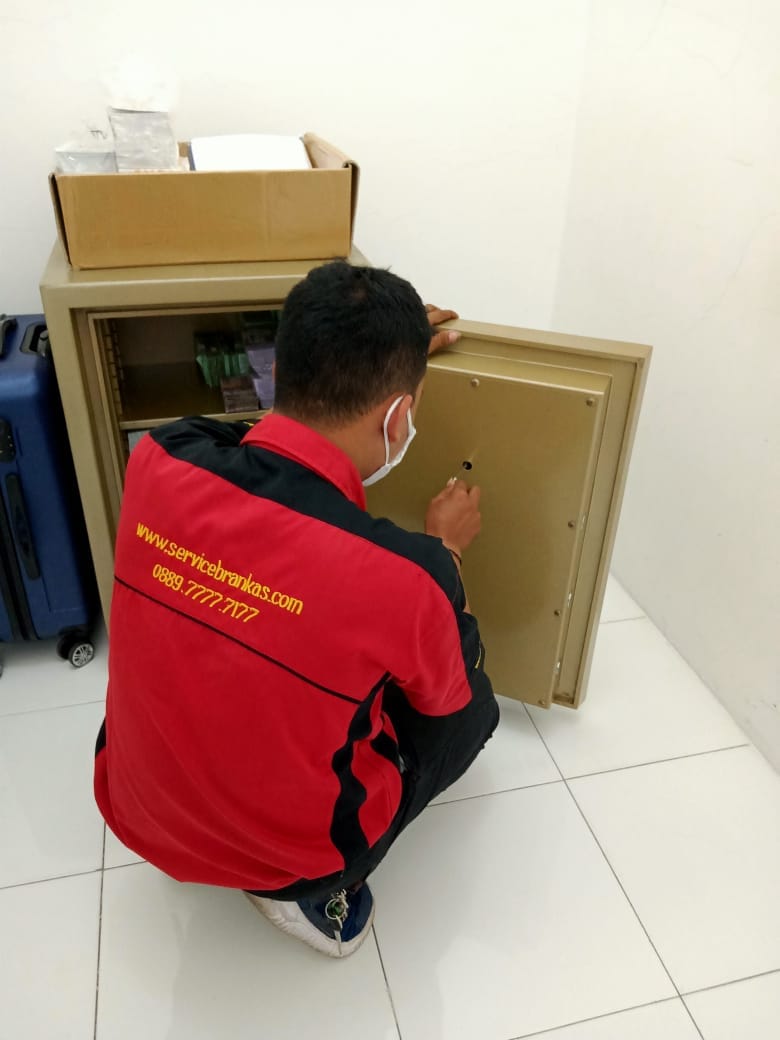 Tim Service Brankas menangani unit brankas di lokasi klien
