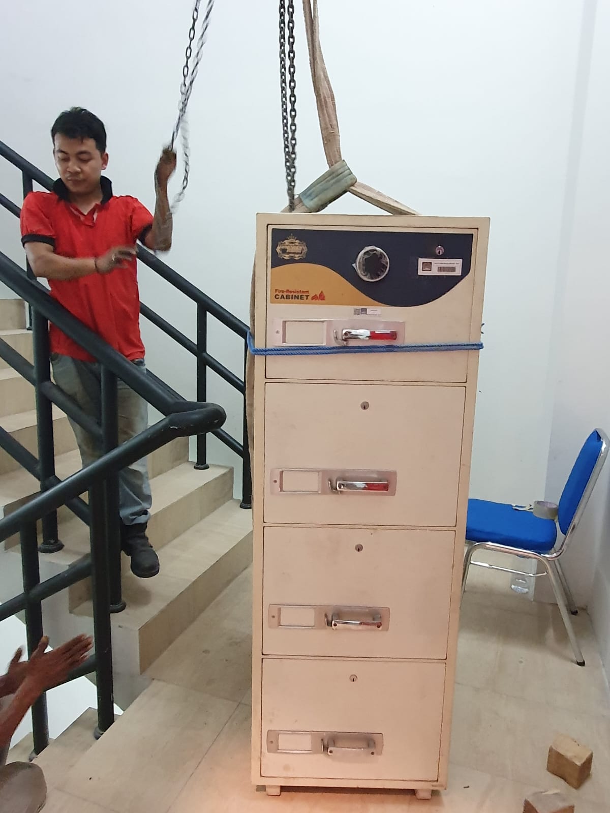 Tampak depan brankas sebelum dipindahkan oleh teknisi