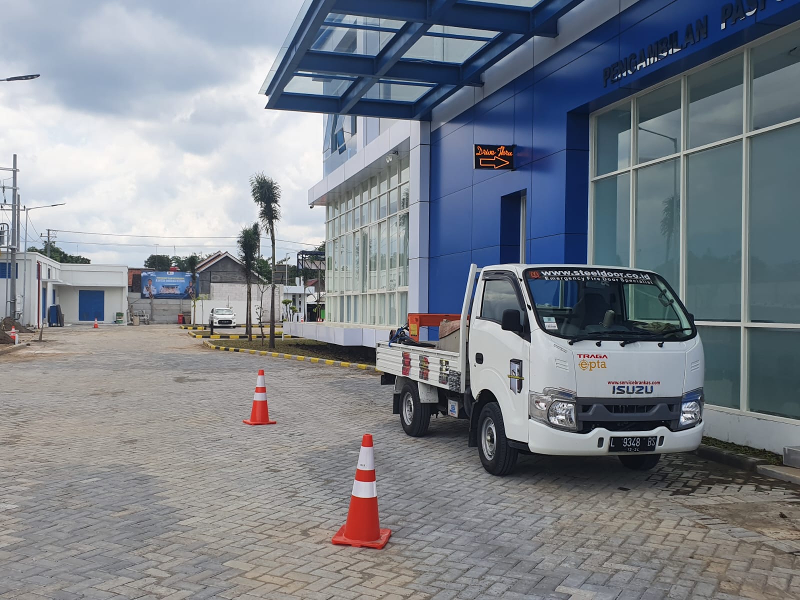 Teknisi Service Brankas menangani brankas di lokasi klien