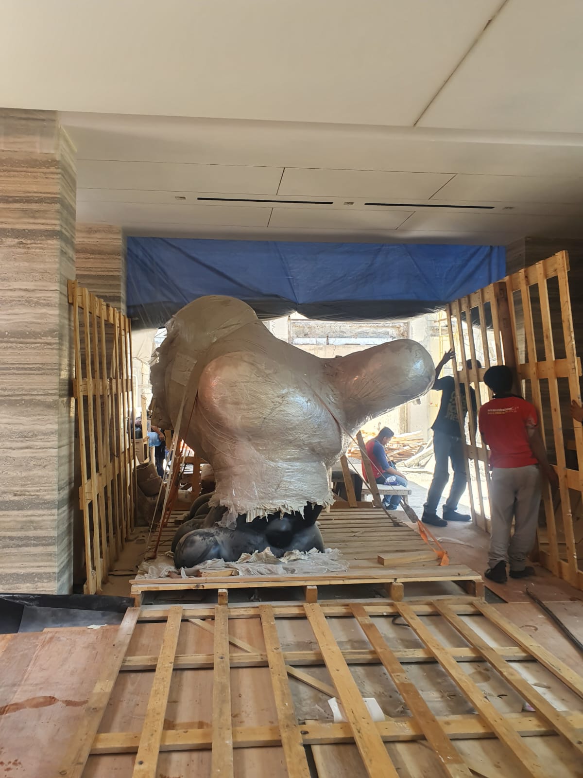 Benda berat dikemas dalam rangka peti kayu sebelum dipindahkan