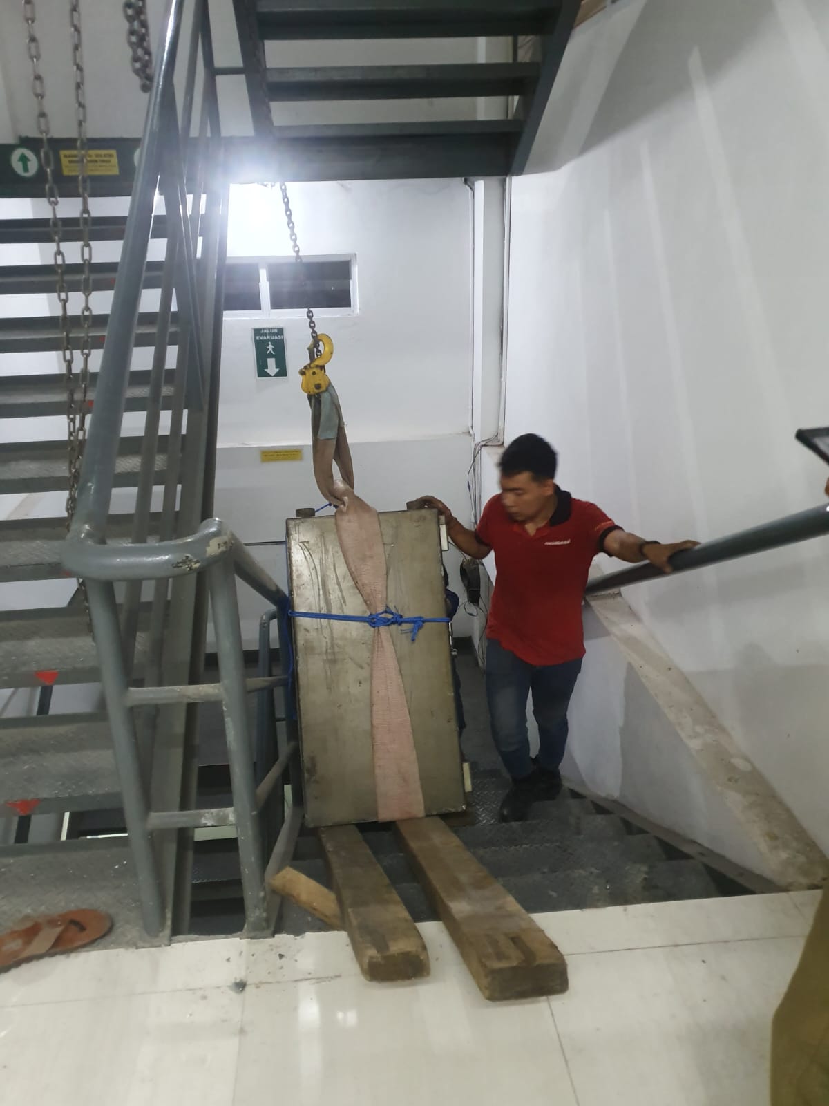 Brankas dinaikkan ke lantai atas melewati tangga