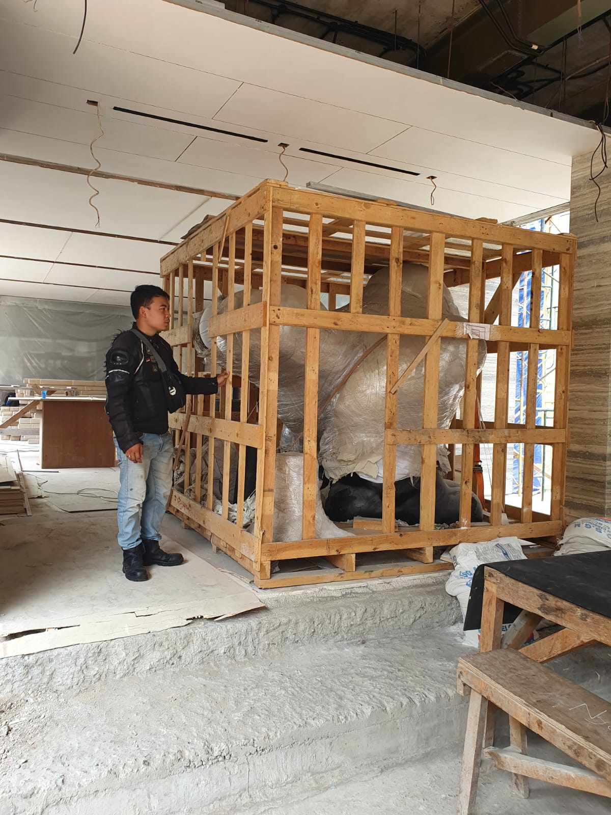 Unit besar masih dalam peti kayu di gedung yang belum selesai dibangun