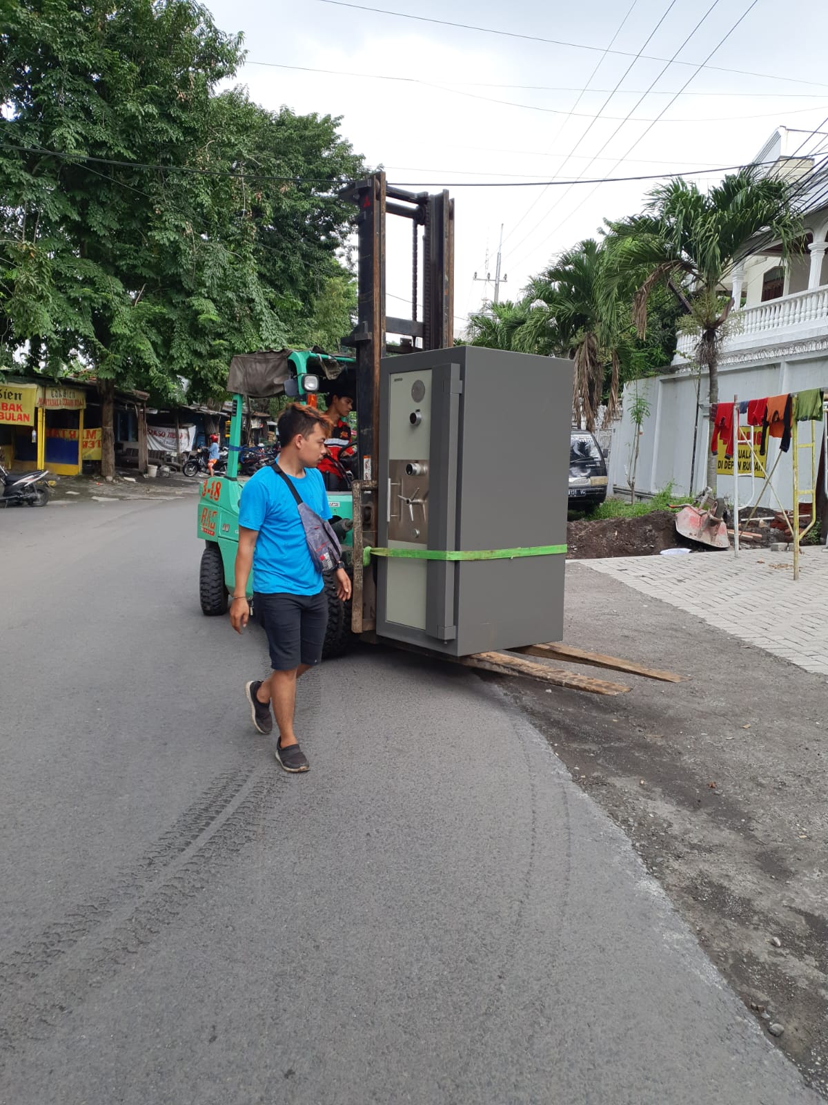 Brankas dipindahkan menggunakan alat berat