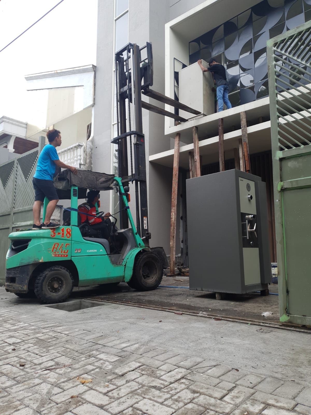 Brankas dipindahkan dengan alat berat menuju lokasi pemasangan