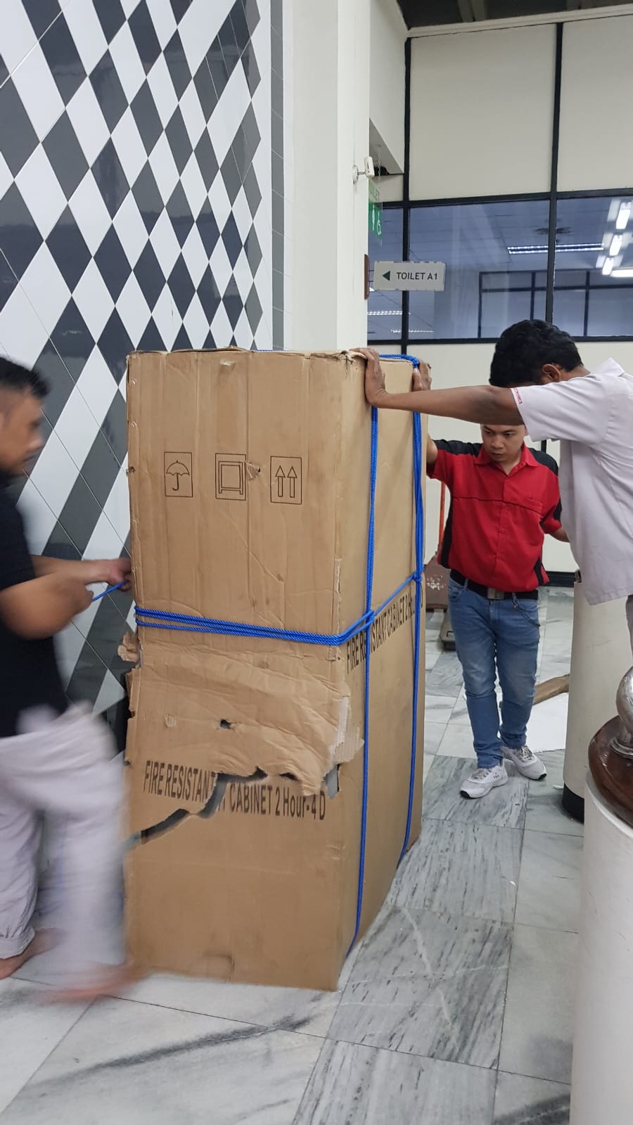 Tim memindahkan brankas yang masih terbungkus kardus