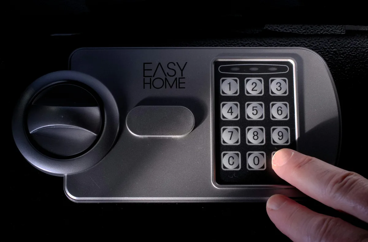 Panel kunci digital dan handle putar pada pintu brankas