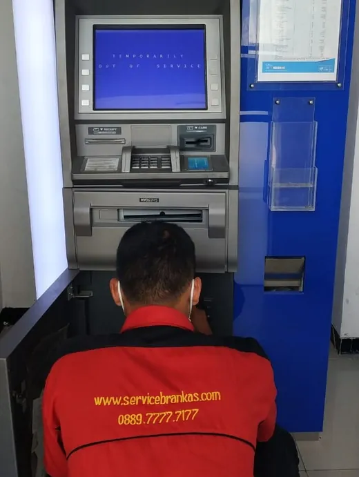 Teknisi Service Brankas menangani unit penyimpanan uang pada mesin ATM perbankan